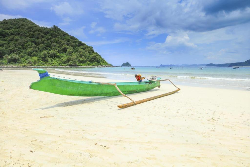 Oyo 1508 Mascot Beach Hotel Mangsit Exterior photo