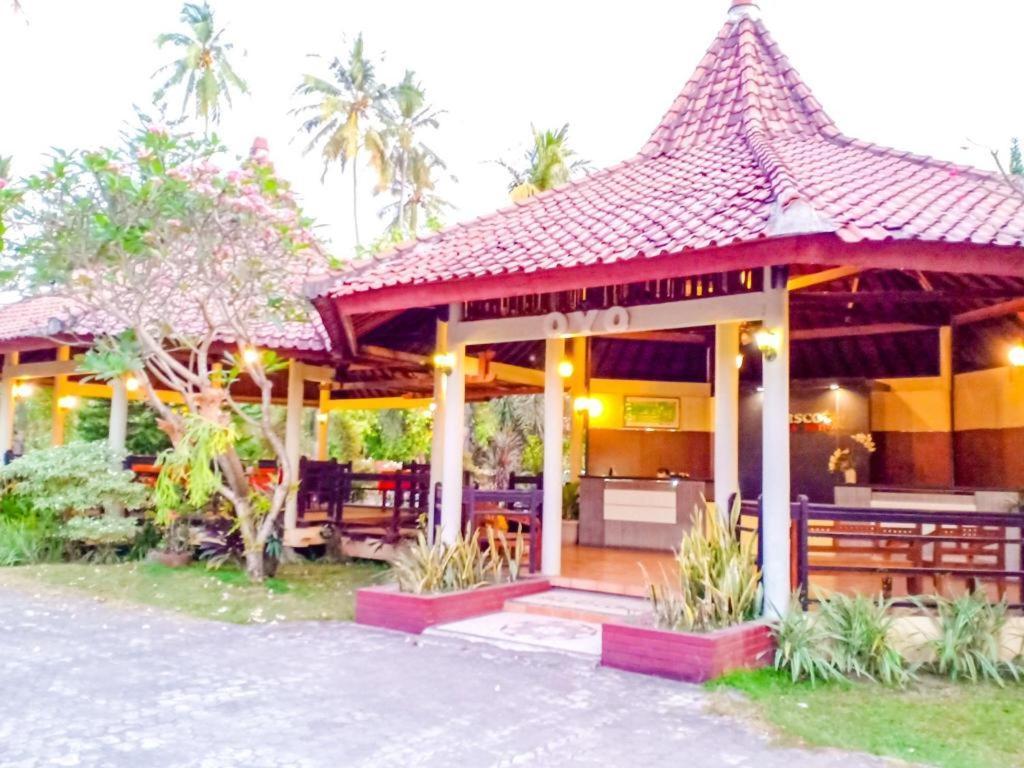 Oyo 1508 Mascot Beach Hotel Mangsit Exterior photo