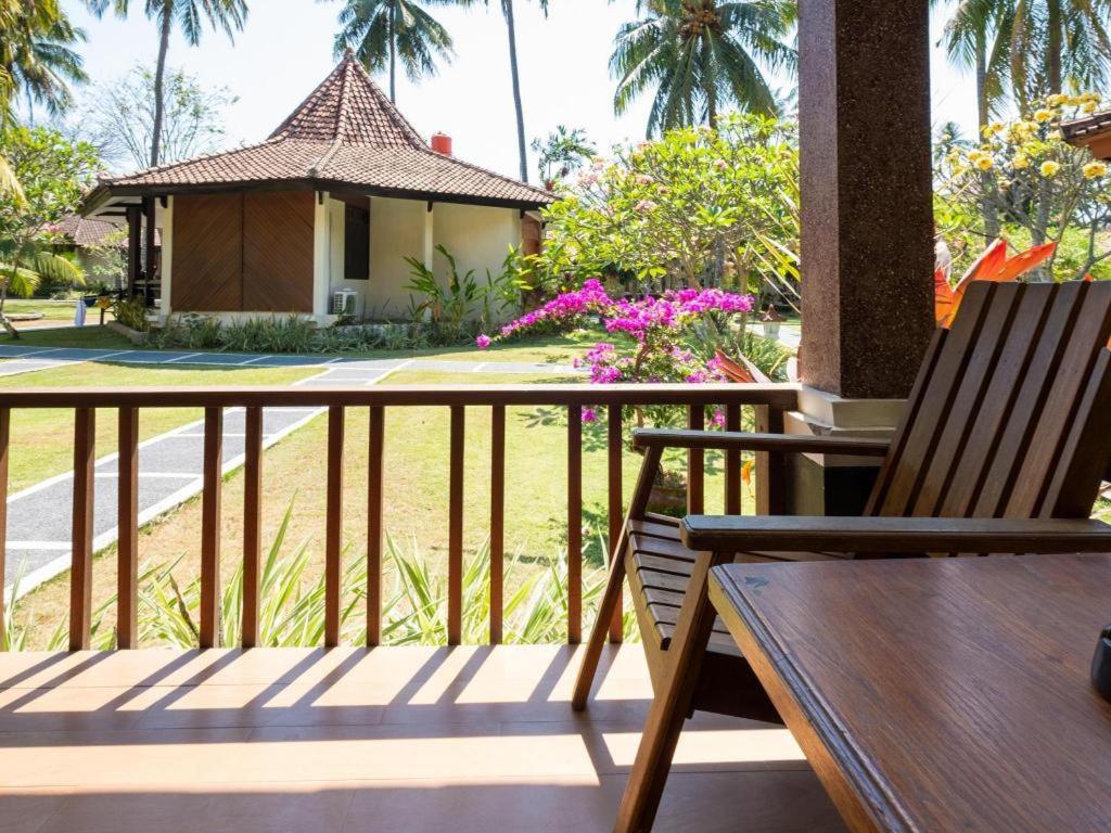 Oyo 1508 Mascot Beach Hotel Mangsit Exterior photo