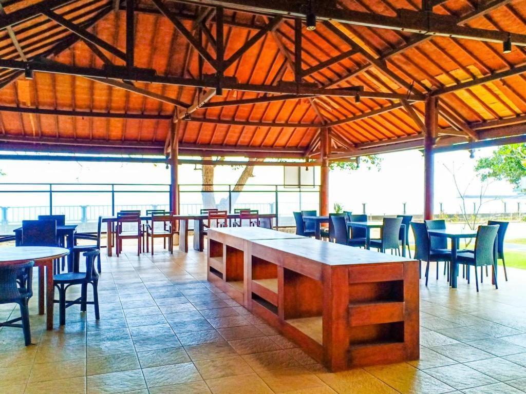 Oyo 1508 Mascot Beach Hotel Mangsit Exterior photo