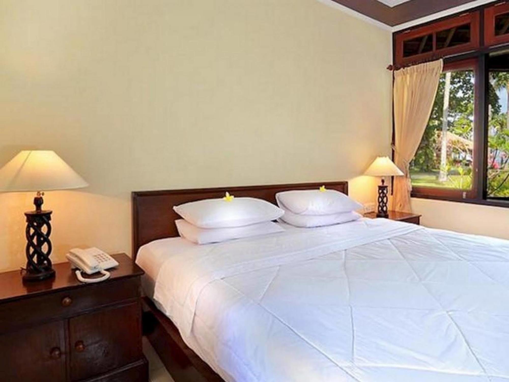 Oyo 1508 Mascot Beach Hotel Mangsit Exterior photo