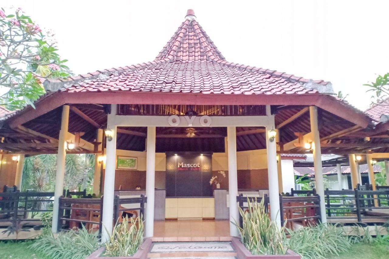 Oyo 1508 Mascot Beach Hotel Mangsit Exterior photo